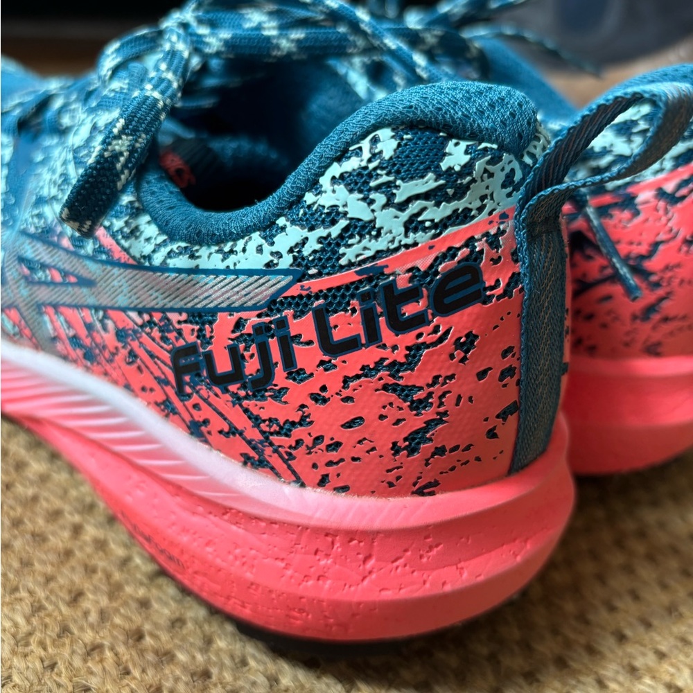 ASICS Fuji Lite 2 Trail Runners 11 Women’s Like New